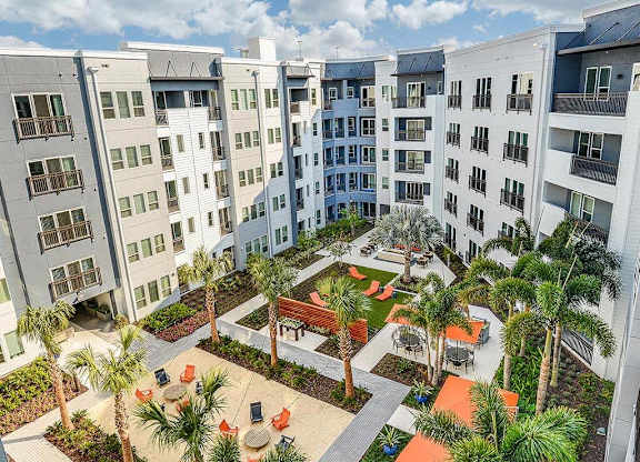 Garden Courtyard at Aurora Luxury Apartments in Downtown Tampa, FL