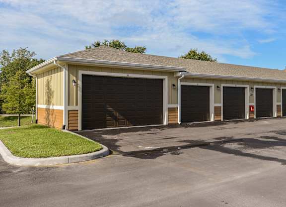 Apartments with Detached Garages at The Sedona in Tampa FL