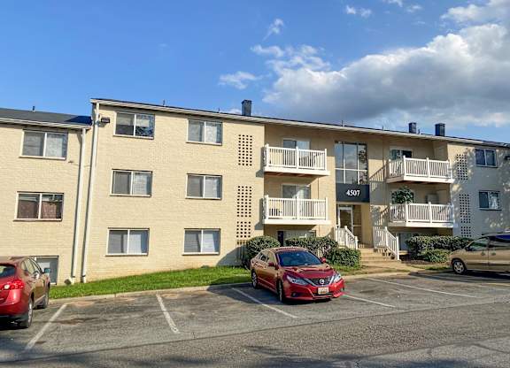 Apartment building at Admiral Place, Apartments in Suitland-Silver Hill, MD 20746