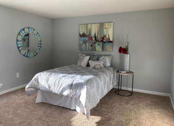 a bedroom with a bed and a painting on the wallat The Glendale Residence Apartments, Lanham, 20706