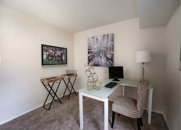a home office with a white desk and chair at The Glendale Residence, Lanham