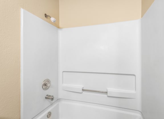 Oval Tub at Meadowrock Apartments, Santa Rosa, 95403