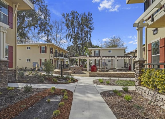 Intertwining walkways connecting homes at Parkside Apartments, Davis, 95616