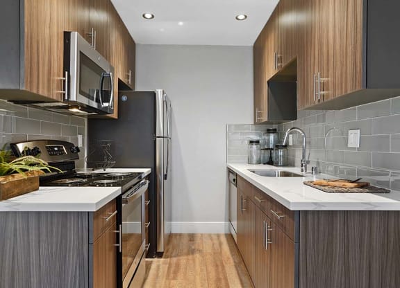 Fully Equipped Kitchen With Modern Appliances at Fairmont Apartments, California