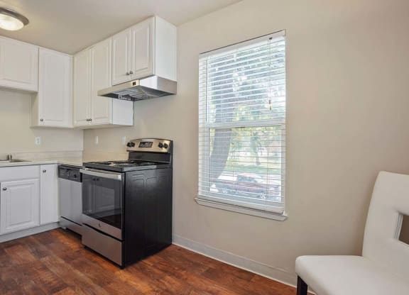 Electric Range In Kitchen at Parkside Apartments, Davis, CA, 95616