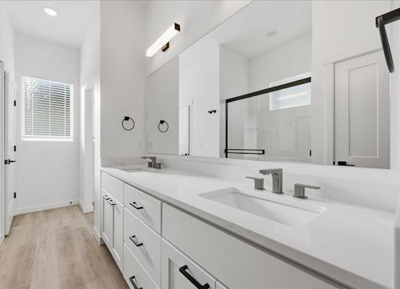 Spacious Bathroom at Alante Homes at Spring Run, Idaho