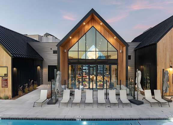 White lounge chairs at Solhavn Apartments, Utah