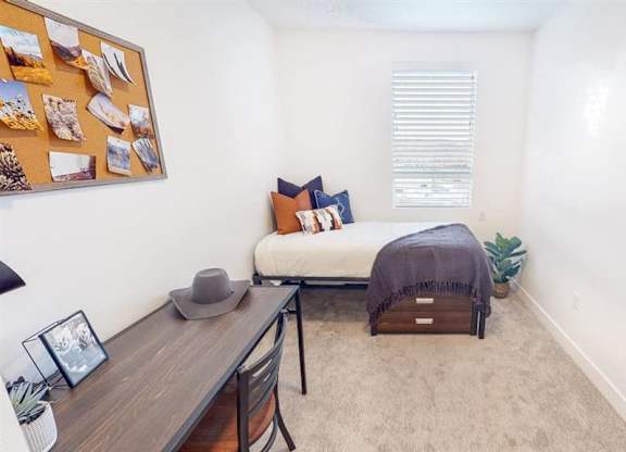 605 Place bedroom w/desk at 605 Place Student Housing & Co-Living, St George