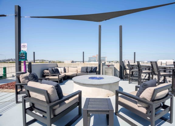Elliston 23 apartments in Nashville Tennessee photo of a patio with chairs and a fire pit on a roof