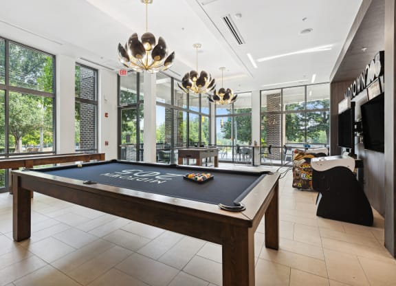 additional photo for property listing at chic digs with room to stretch out in the village 22 car