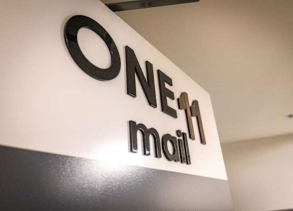 a sign on a wall that reads one mall