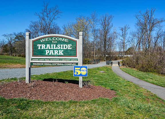 A sign welcoming people to Trailside Park.