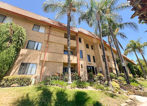 Casa Verde exterior at 1005 Via Zapata surrounded by lush greenery