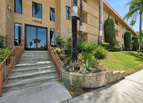 Casa Verde exterior at 1005 Via Zapata surrounded by lush greenery