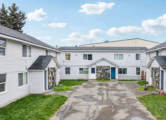 A courtyard surrounded by white houses.