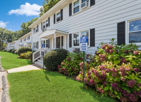 a white apartment with pretty flowers at Fox Hill Commons, Connecticut, 06066