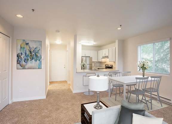 Fully Equipped Kitchens And Dining at Miramonte Lodge, Oregon