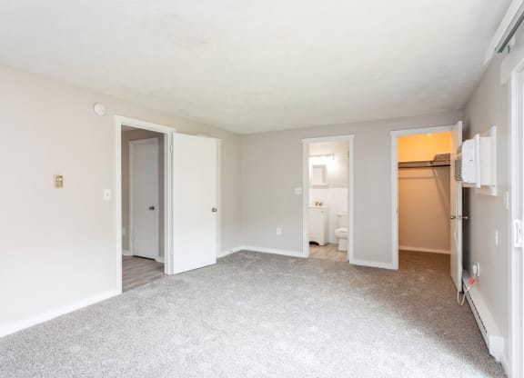 an bedroom with a white carpet and a door to a bathroom at Stonebridge, Connecticut, 06029