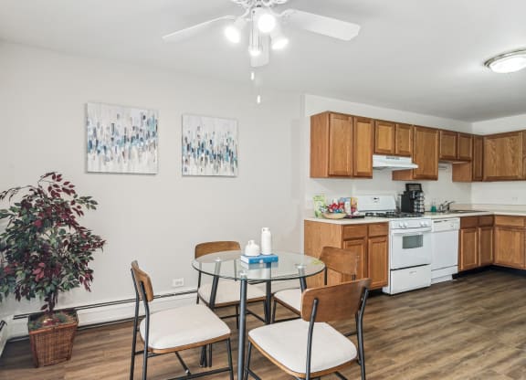 the preserve at ballantyne commons apartment dining room and kitchen at The Reserve on Washington, Illinois, 60565