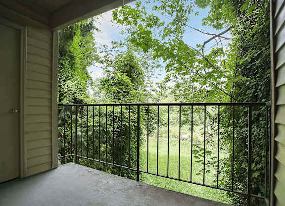 Balcony with a breathtaking view at Miramonte Lodge, Milwaukie