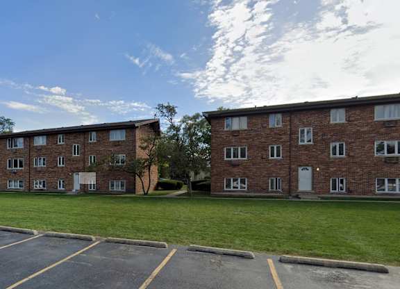 Building exteriors with grassy area and parking lot at The Countryside, Countryside, IL ?