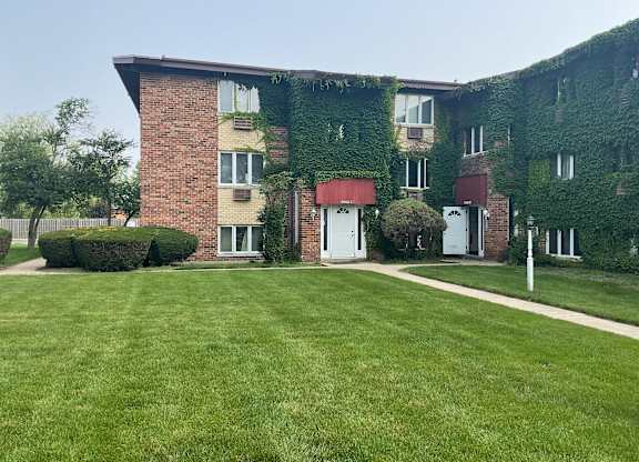 A building with a green ivy covered wall.at The Countryside, Countryside, IL 60525 ?