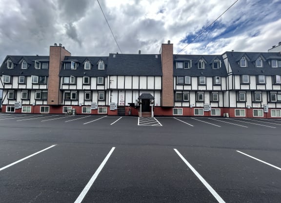 the building where the hotel is located at Kings Court, Anchorage ?