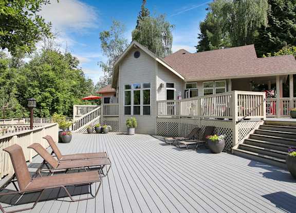 Plenty of patio seating to enjoy at Miramonte Lodge, Milwaukie, OR