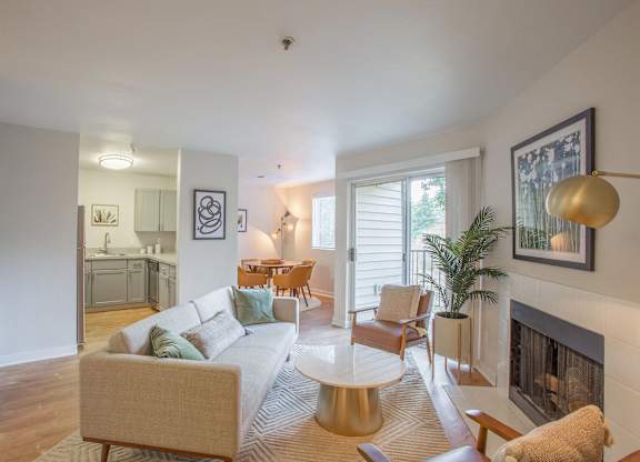 Living Room With Standard Fireplace at Miramonte Lodge, Milwaukie, 97222