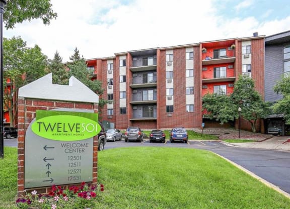 Outdoor at Twelve 501 Apartment Homes, Minnesota