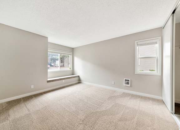 A room with a carpeted floor and a window with blinds. at River Lofts Apartments, Tualatin, OR, 97062