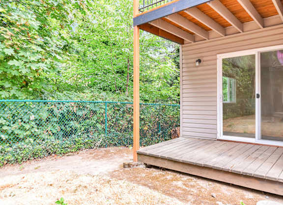 A deck and a fence at River Lofts Apartments, Tualatin 97062