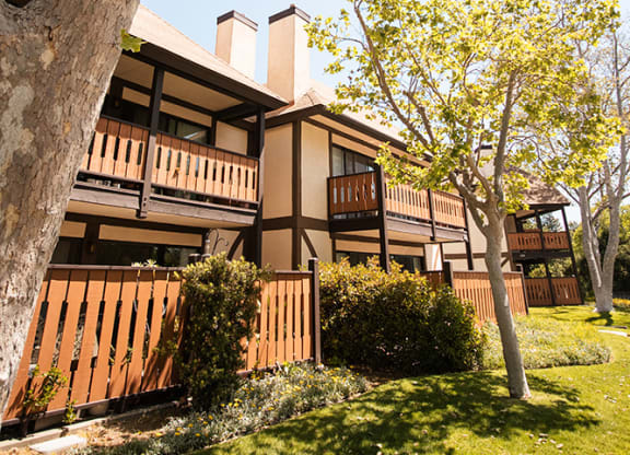the building in which the resort is located at Oak Park Apartments, California, 93463