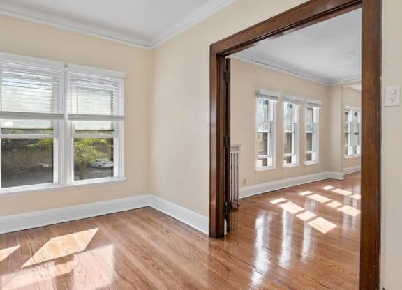 Unfurnished Living Area at Cambridge Manor Apartments, Milwaukee, WI, 53202