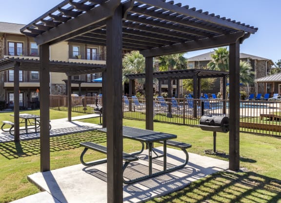 Poolside Grilling Stations and Picnic Area