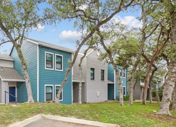 exterior view at the whispering winds apartments in pearland, tx