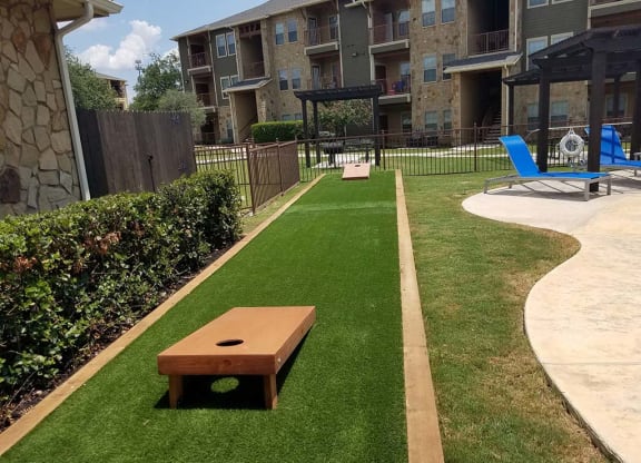 Grilling area picnic and lawn games at Azul Apartments