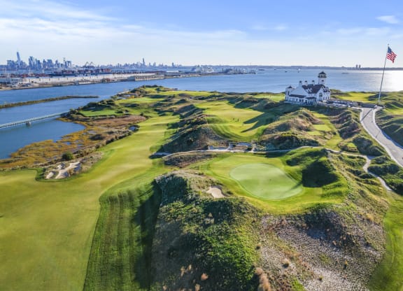 a view of the 18th hole at governors island with the city of ny in the background at Harbor Pointe, Bayonne, New Jersey
