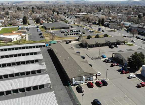 A parking lot with cars and a building in the background.
