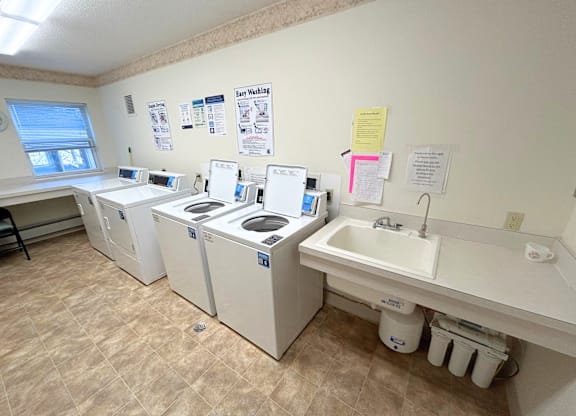 A laundry room with washers and dryers.