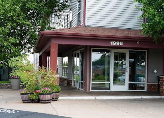 A building with the number 1996 on it.