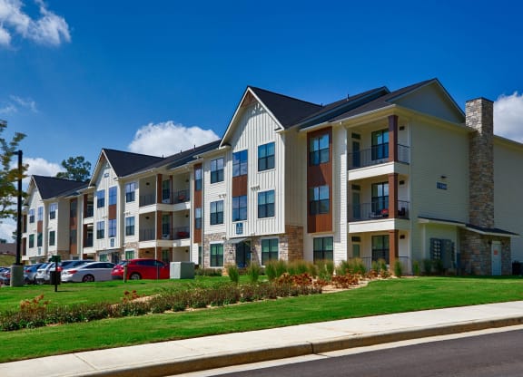 Building view at Farmhaus Apartments, Alabama