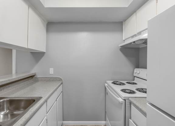 Contemporary Kitchen at Lifestyle at Shreveport Apartments, Louisiana, 71109
