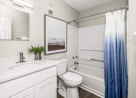 Bathroom With Bathtub at Coastline Apartments, Fort Walton Beach  