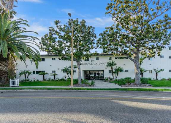Exterior Landscape at Torrance Gateway Apartments, Torrance, 90501