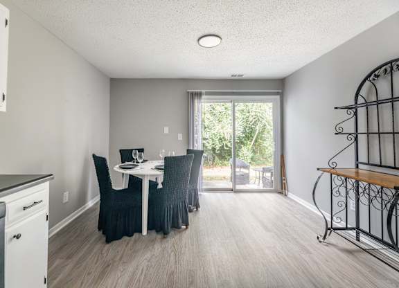 Dining And Kitchen at Lauradale, Jacksonville, 28540
