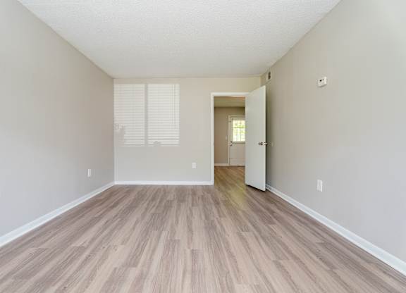 Vacant Living Area at Rosen at North Hills, Raleigh, NC, 27609