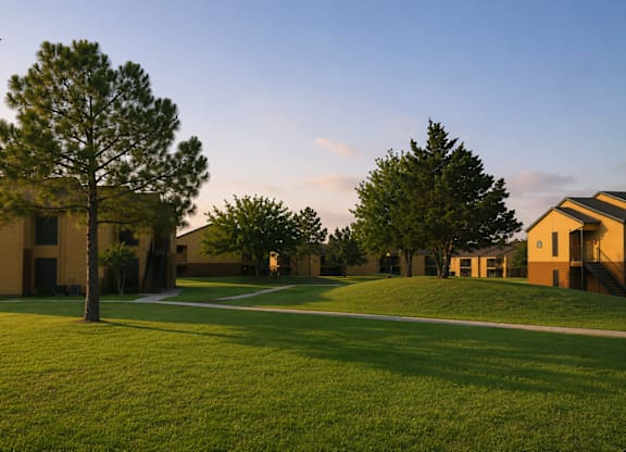 Apartment community courtyard with walking paths at Ridgeview Apartments, Sherman, TX 75092