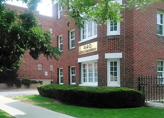 A red brick building with the number 440 Broadway on the front.