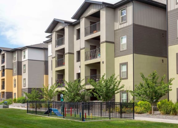 picture of an apartment building